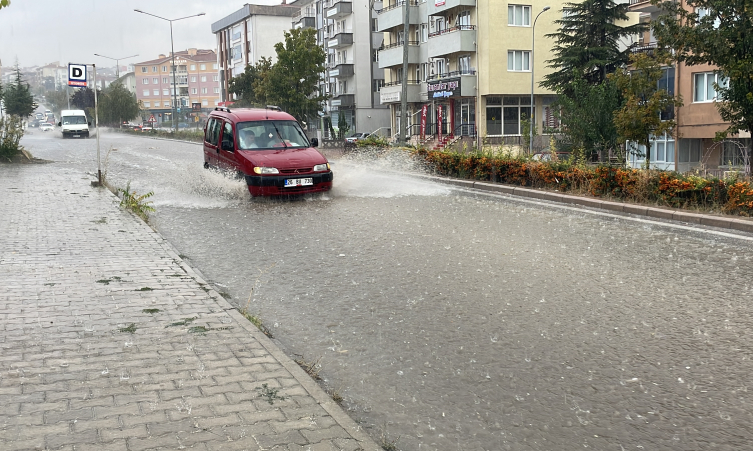 Eskişehir'de sağanak ve dolu etkili oldu